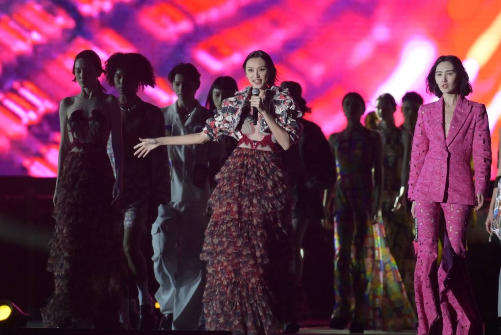 王丹妮獻唱Lady gaga的《Born This Way》。